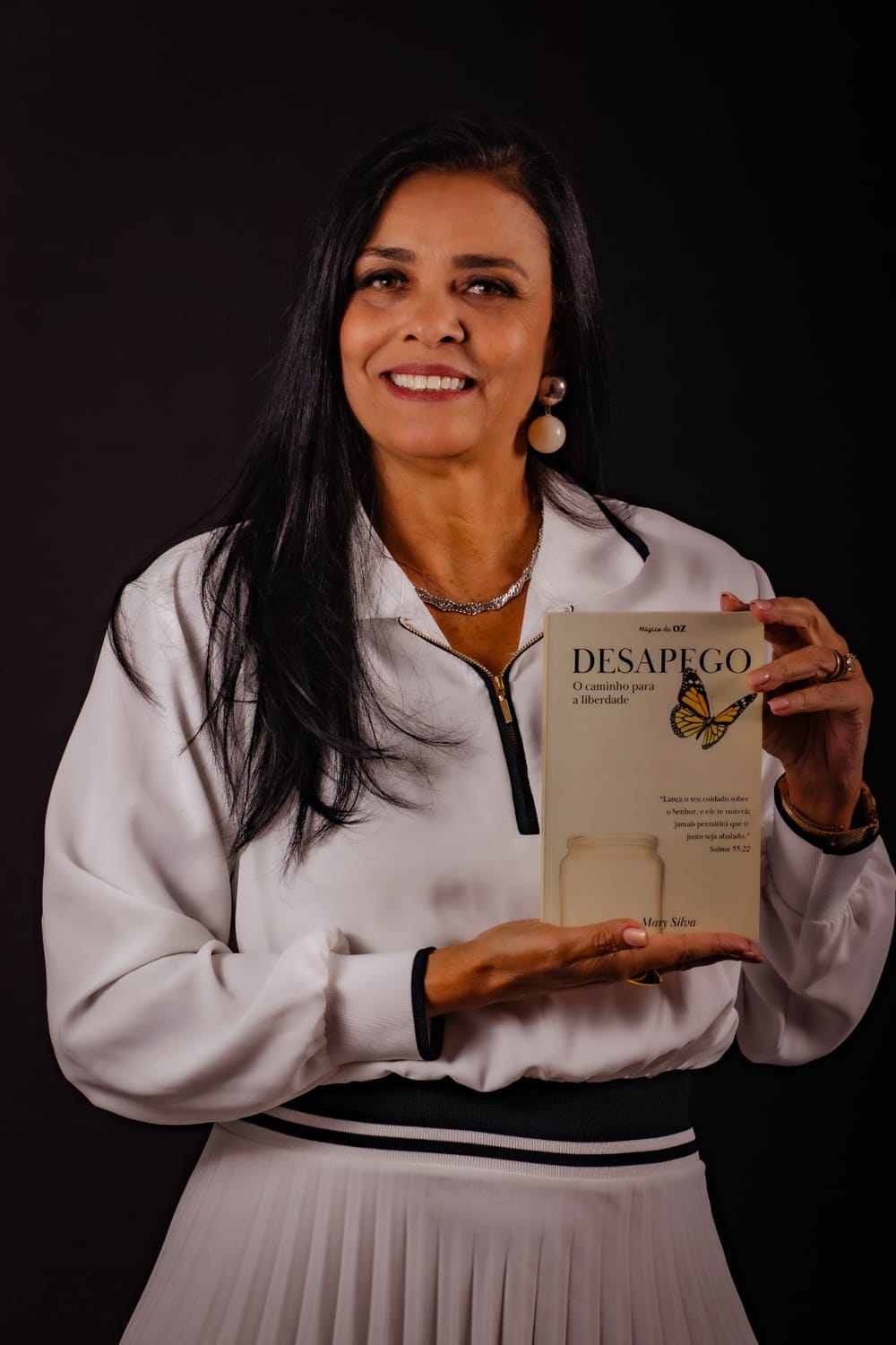 Mary Silva segurando o livro Desapego: O caminho para a Liberdade